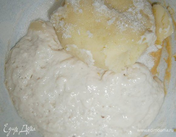 Затем добавить сахар, картофель, опару и  цедру  лимона.