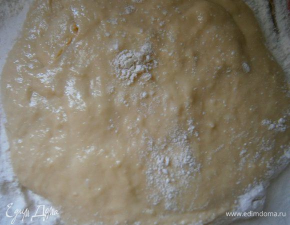 Оставшуюся муку просеять на стол, выложить  тесто и продолжить замес руками ещё в течении 20 минут.