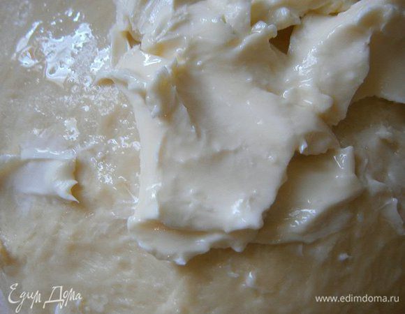 В конце замеса, постепенно, порциями,  ввести мягкое сливочное масло, оливковое масло и соль. Хорошо вымешивая после каждого ввода. 