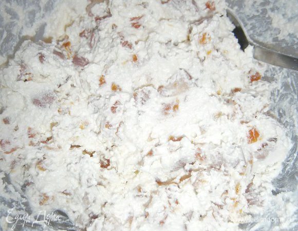 Курагу ошпарить кипятком, промыть холодной водой, обсушить и нарезать небольшими кубиками. Добавить творог, обжаренный бекон, соль по вкусу, ввести яичный белок  и всё хорошо перемешать.