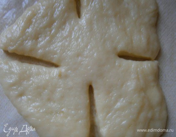 Тесто ещё раз обмять и разделить на 10 частей.  Каждую часть раскатать в лепешку и сделать  4 надреза.
 