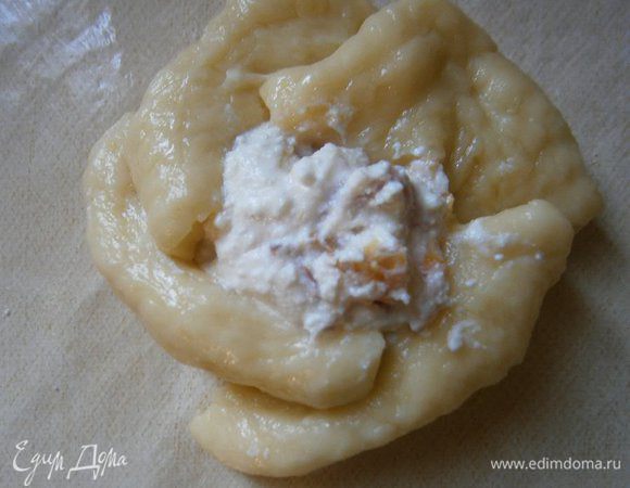 Выложить в центр начинку и обворачиваем "лепестками" из теста  вокруг начинки.