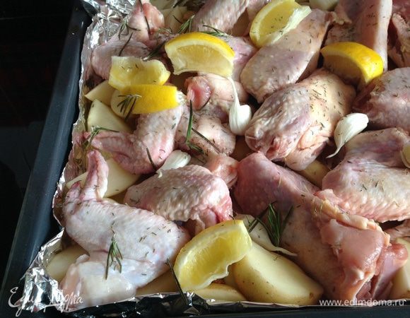 На картофель выложить курицу, чеснок, лимон, приправить тимьяном, листочками розмарина. Посолить и поперчить.