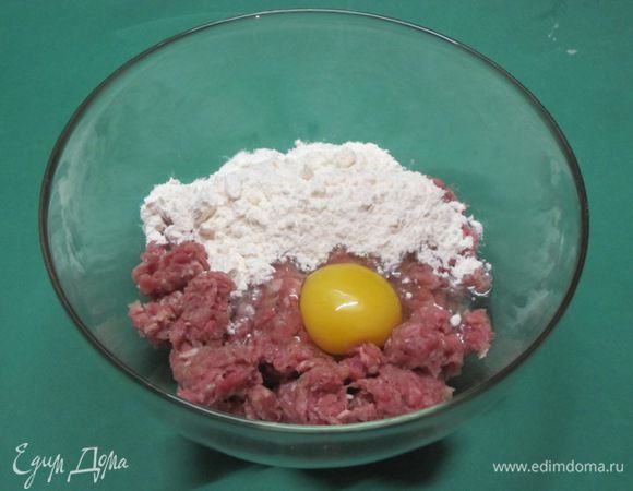 В фарш добавить яйцо, муку. Перемешать, посолить, поперчить.
