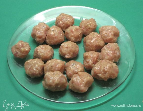 Вымесить однородный фарш, сформировать фрикадельки.
