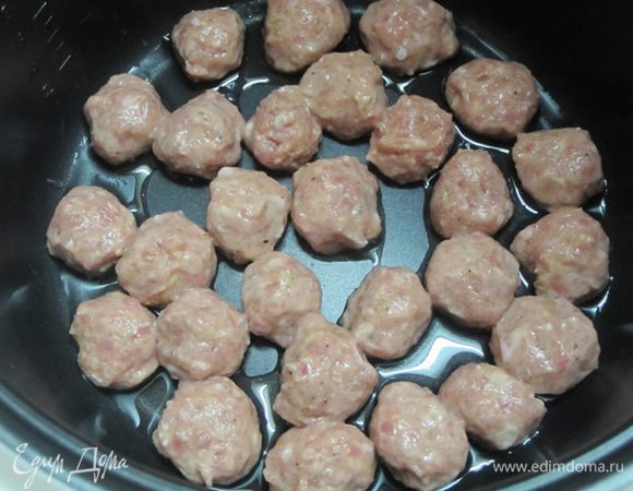 На дно мультиварки налить растительное масло. Выложить фрикадельки в один слой.