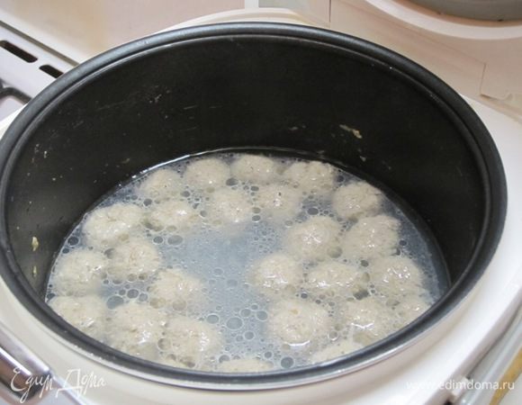 Влить 1.5 литра воды, установить программу "Суп" на 30 минут.