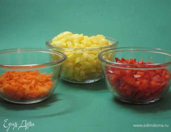 Пока варятся фрикадельки, надо подготовить овощи. Морковь, картофель и сладкий перец нарезать кубиками.