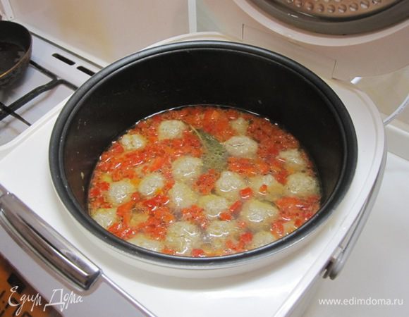 После сигнала заложить овощи в мультиварку, посолить, поперчить, добавить лавровый лист. Установить программу "Суп" еще на 30 минут.