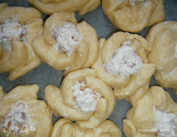 Выложить булочки в форму на небольшом расстоянии. Накрыть плёнкой и поставить в тёплое место на 45 минут - 1 час на расстойку.