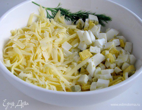 Яйцо отварить и порезать кубиком. Сыр натереть на крупной терке и соединить с яйцом. Если баклажан большой, то понадобится два яйца и немного больше сыра. У меня был не большой баклажан, примерно 300 г.