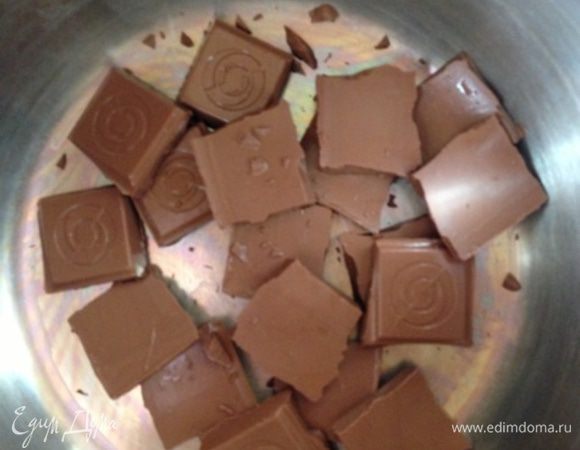Растопим шоколад на водяной бане.