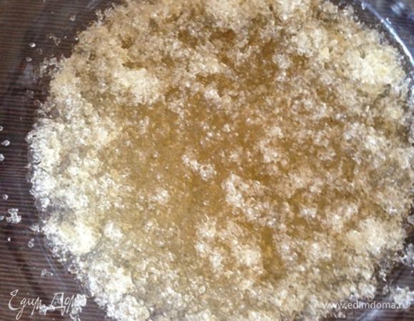 В это время желатин зальем 3 ст. л. холодной воды до набухания.