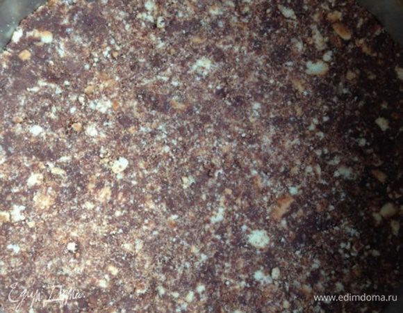 Соединим печенье с растопленным шоколадом и хорошенько перемешаем. Выложим массу в разъемную форму, утрамбуем, делая бортики, и поставим в холодильник.