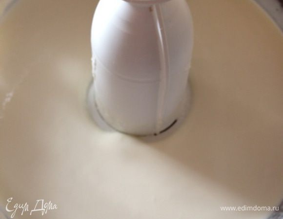 Разбухший желатин нагреем на водяной бане до полного растворения. За это время смешаем в блендере творог, сгущенное молоко и ванилин. Творог нужен мягкий пастообразный (у меня мягкий 4%).
Постепенно добавим остывший желатин и взобьем до гладкой однородной массы.