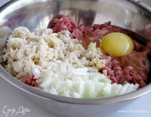 В мясной фарш добавить яйцо, мелко нарезанный лук и черствую белую булочку, размоченную в молоке (или вчерашний белый хлеб). Посолить, поперчить и хорошо перемешать.