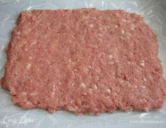 Мясной фарш выложить на пленку и придать ему форму прямоугольника.