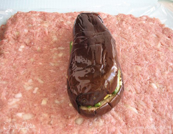 Половинки фаршированных баклажанов соединить и положить по центру фарша.