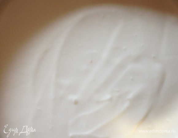 Выложим творожную массу поверх основы, разровняем и отправим в холодильник минут на 10.