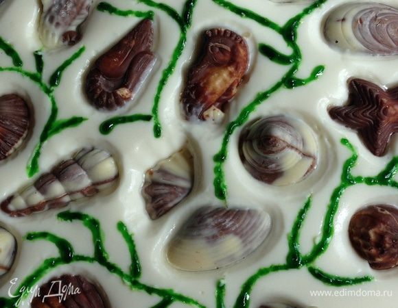 Достаем из холодильника наш чизкейк и вдавливаем в него конфеты в хаотичном порядке. Ставим обратно застывать. Когда творожный слой окончательно схватится (часа через 2) зубочисткой сделаем бороздки для водорослей, которые потом заполним гелевым красителем. Бороздки нужны, чтобы краситель "не убежал". 