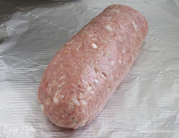 С помощью пленки обернуть баклажан со всех сторон фаршем.