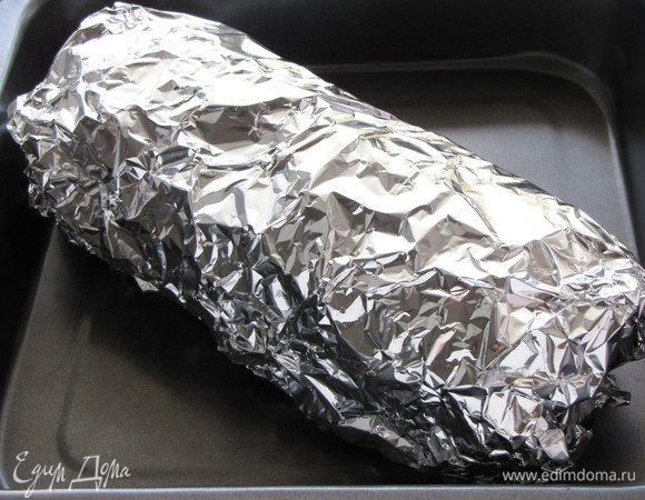 Завернуть баклажан в фольгу и поставить в духовку, разогретую до 200 град на 45 минут.