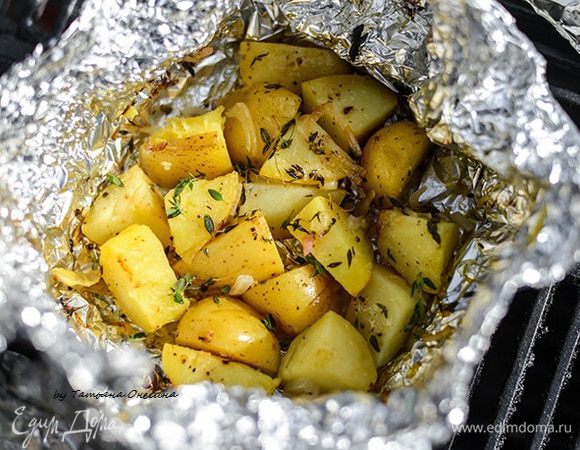 Запекаем на умеренных углях с двух сторон по 20 минут. Готовность проверяем при помощи ножа — картофель мягкий, значит готов! Лимонный аромат тимьяна — это что-то невероятное!