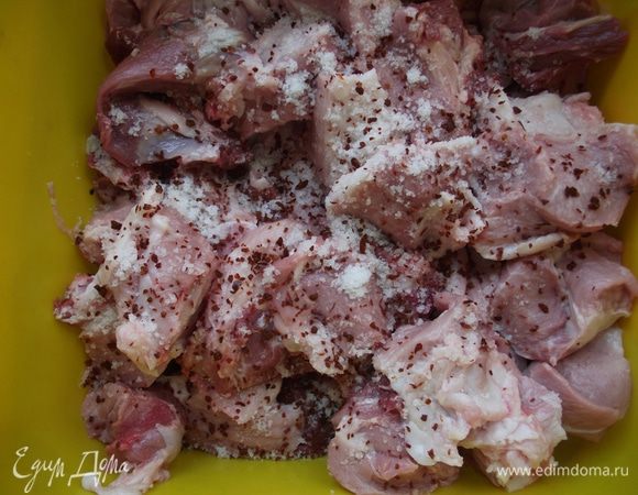 Если мясо свежее – для маринада этого количества ингредиентов будет вполне достаточно, если мясо замороженное – добавьте 100 мл вина. Шею нарезать небольшими кусками, сложить в посуду, посолить, посыпать молотым перцем, добавить нарезанный кольцами лук, лимонный сок, масло и перемешать. Посуду накрыть крышкой и на 2 часа поместить в холодное место для маринования.