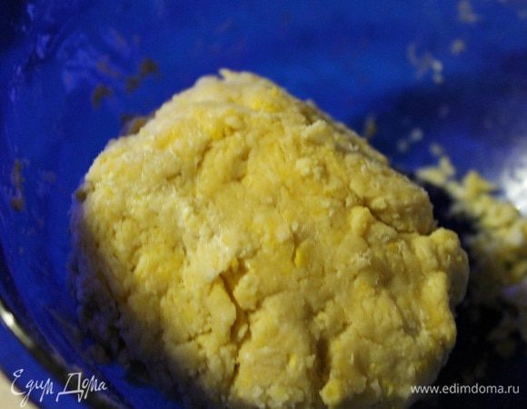 Затем налить 2 ст.л. ледяной воды и сформировать из теста шар. Завернуть в пищевую пленку и убрать в холодильник на 30 минут.