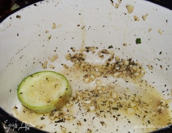 Для маринада овощей мелко рубим чеснок, добавляем масло, сок лимона, травки, перец. Овощи нарезаем крупно и маринуем за 30 минут до начала жарки шашлыка. (* успела сфотографировать остатки)