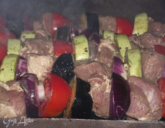 Имеет значение и то, как вы будете насаживать мясо на шампуры. Главное – не делать из него гармошку, кусок достаточно проткнуть всего в двух местах вдоль так, чтобы мясо не свисало и не болталось. Между ним колечко лука, томаты, баклажаны, кабачки. Отправляем на мангал и не оставляем без присмотра.