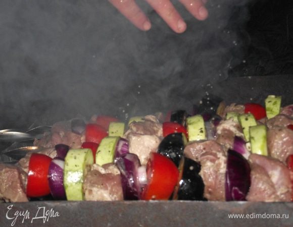 Часто поворачивайте шампуры, едва с них начнёт капать сок и жир. Не давайте воспламениться углям и поливаем шашлык немного маринадом.