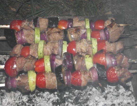 Расстояние между мясом и углями должно быть от 10-15 см. А вот решетку и сами шампуры желательно предварительно смазать растительным маслом и чуть нагреть. Во время жарки ни куда не отлучайтесь от места . Пропущенный момент готовности мяса или, что ещё хуже, воспламенение углей сведёт на нет все ваши старания и усилия.