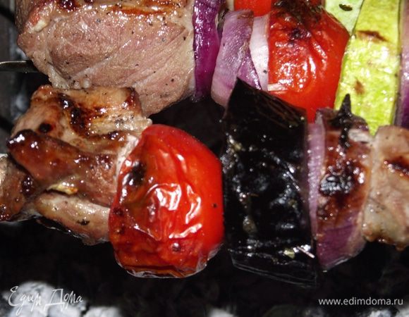 Румяная корочка, которой должно успеть покрыться мясо, не позволит шашлыку терять сок. Если жар углей слишком велик, то шампуры можно приподнять (2-3 см), если позволяет конструкция мангала, или контролируйте температурный режим с помощью подбрызгивания водой углей. Готовность проверяем разрезом ножа - прозрачный сок говорит о готовности. 