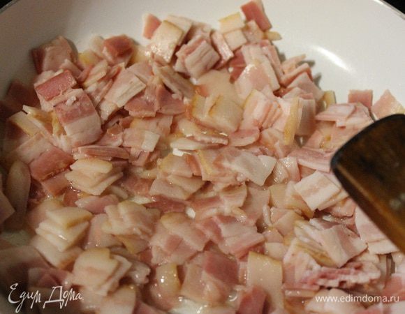 Пока тесто отдыхает. Бекон нарезать кубиками, и обжарить до легкой золотистости на сухой сковороде. (т.к. у меня был в/к бекон, то после обжаривания выделилось много жира, его нужно слить.)