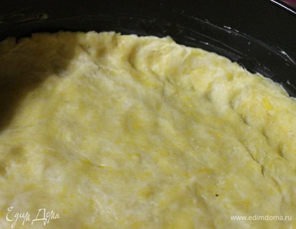 Форму смазать 1 ч.л.  сливочного масла. Достаем наше тесто из холодильника, и разравниваем его руками по форме, делая бортики 2-3 см. (Форма у меня разъемная, 24 см).