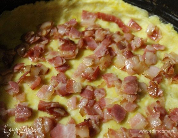 Бекон разложить по тесту.