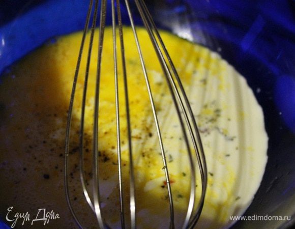 Готовим заливку, взбить слегка яйца венчиком, добавить сливки, соль, перец, мускатный орех. Еще раз, все хорошо перемешать..