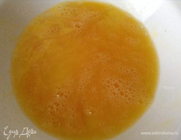 Яйца слегка взбить вилкой и обмакнуть в них кусочек курицы.