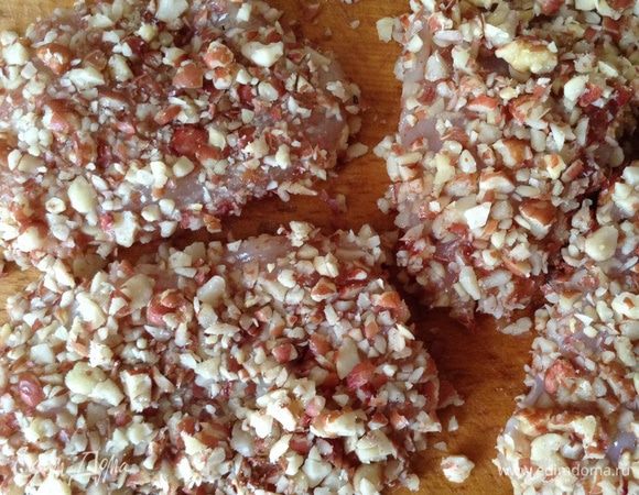 А теперь самое важное - необходимо обвалять этот кусочек в арахисе так, чтобы орехи хорошенько прилипли к мясу (для этого надо кусочек как бы "вдавить" в арахис) сначала с одной, а потом с другой стороны. И лучше подготовить таким образом все мясо, потому что жарится оно очень быстро.