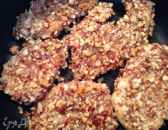 Теперь обжариваем кусочки с обеих сторон по 1-2 минуты до небольшого зарумянивания. Важно, чтобы ничего не подгорело! И готовые укладываем в кастрюлю, которая потом пойдет в духовку запекаться, в один слой.