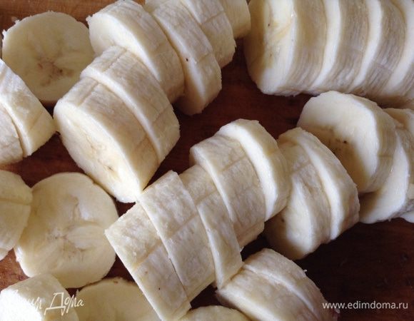 Пока жарится курица - нарежем бананы толщиной 4-5 мм.
