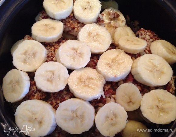 Потом укладываем кусочки бананов в кастрюлю на курицу... Потом опять - поджаренная курица и сверху бананы. У меня получилось таким образом три слоя. На дно налить немного воды. Закрыть крышкой, поставить в разогретую духовку до 200 градусов на 30-40 минут.