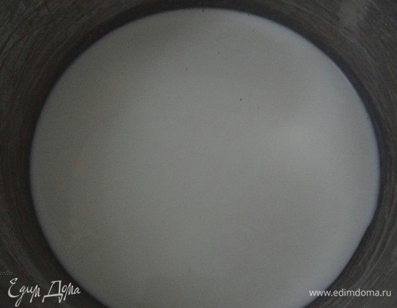 Нагреть сливки до теплого состояния.