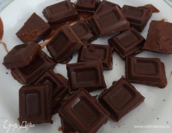 Пока сливки разогреваются, растопить шоколад на водяной бане.