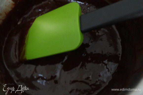 В теплые сливки добавить растопленный шоколад, смешать до однородного состояния.