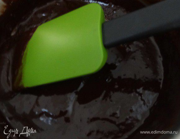 В теплые сливки добавить растопленный шоколад, смешать до однородного состояния.