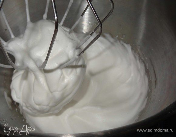 Взбить яичные белки со свежевыжатым лимонным соком до пиков, в конце добавить сахар.