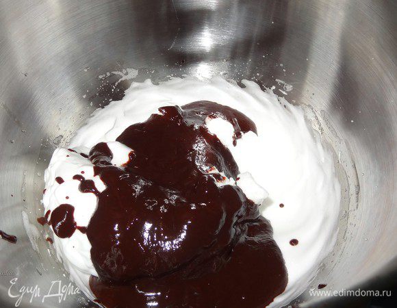 Влить сливки с растопленным шоколадом ко взбитым белкам. И медленно, c помощью силиконовой лопатки, перемешать. 