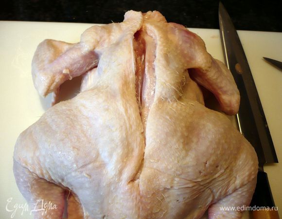 Для начала избавим курочку от костей. Для этого положим ее на грудку, спинкой вверх. Сделаем разрез по хребту острым ножом.
